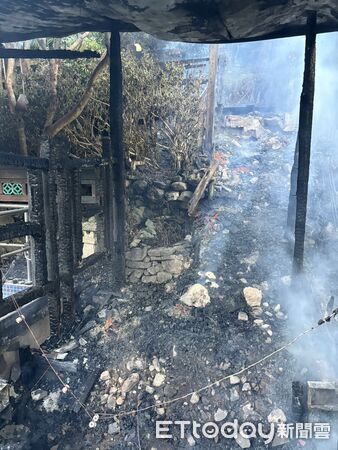 ▲苗栗縣泰安溫泉區停業中飯店竄出火舌，燒毀機房和員工宿舍，無人受傷。（圖／記者楊永盛翻攝）