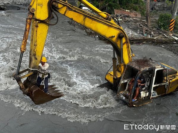 ▲台電、地方攜手搶修，堅強信念讓人敬佩。（圖／記者楊晨東翻攝）