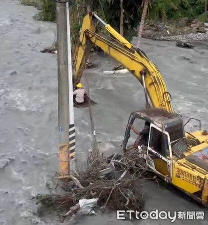 ▲台電、地方攜手搶修，堅強信念讓人敬佩。（圖／記者楊晨東翻攝）