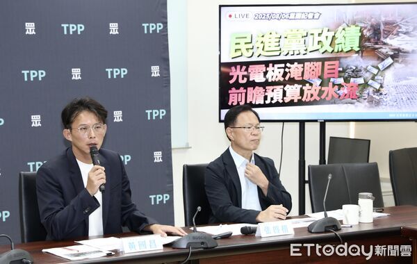 ▲▼黃國昌 民眾黨立法院黨團召開 民進黨政績 - 光電板淹腳目 前瞻預算放水流 記者會。（圖／記者屠惠剛攝）