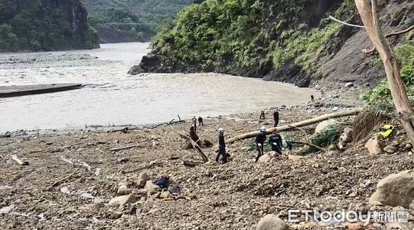 ▲消防局昨趁放晴出動41人力搜救剩下的4人，又找到殘肢與5件衣服。（圖／記者吳世龍翻攝）