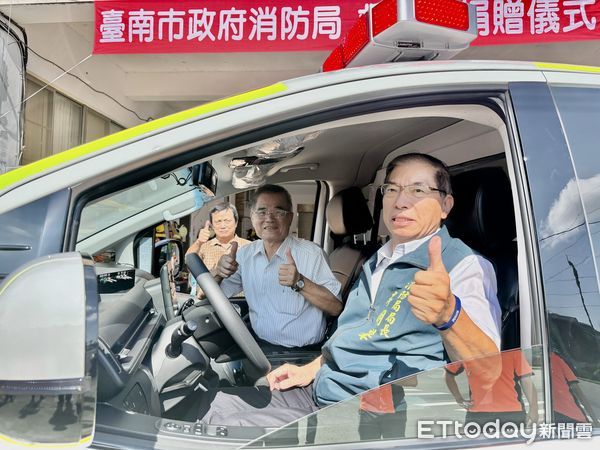 ▲台南市勞工局長王鑫基（右四）與親友共同捐贈「官田93」救護車，提升官田地區緊急救護能量。（記者林東良翻攝，下同）
