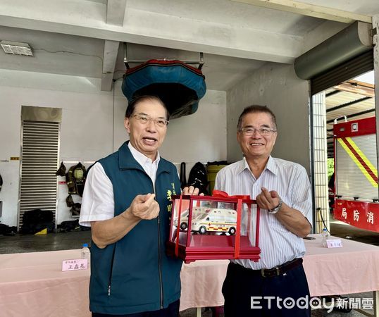 ▲台南市勞工局長王鑫基（右四）與親友共同捐贈「官田93」救護車，提升官田地區緊急救護能量。（記者林東良翻攝，下同）