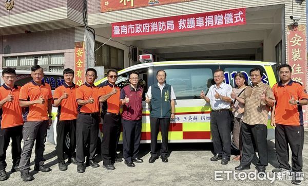 ▲台南市勞工局長王鑫基（右四）與親友共同捐贈「官田93」救護車，提升官田地區緊急救護能量。（記者林東良翻攝，下同）