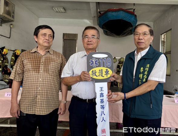 ▲台南市勞工局長王鑫基（右四）與親友共同捐贈「官田93」救護車，提升官田地區緊急救護能量。（記者林東良翻攝，下同）