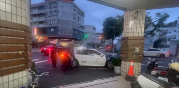 ▲網紅「鳳梨」開設的屏東市中正路店被潑糞。（圖／翻拍黑色豪門）