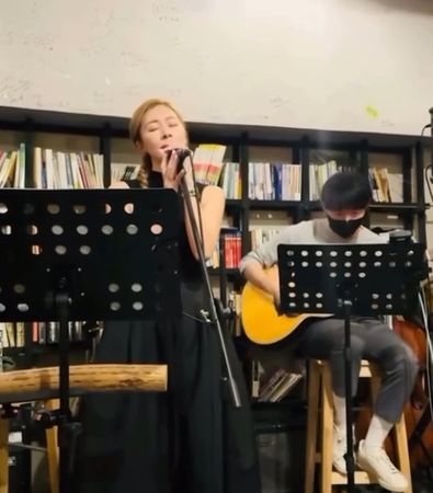 ▲張棋惠唱一半驚見蟑螂變臉尖叫！。（圖／翻攝自張棋惠Threads）