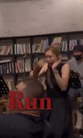 ▲張棋惠唱一半驚見蟑螂變臉尖叫！。（圖／翻攝自張棋惠Threads）