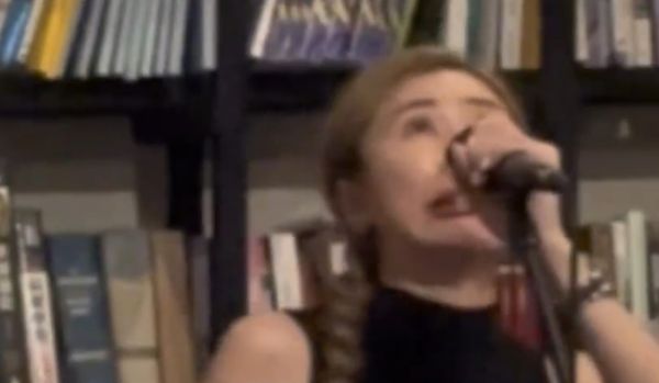 ▲張棋惠唱一半驚見蟑螂變臉尖叫！。（圖／翻攝自張棋惠Threads）