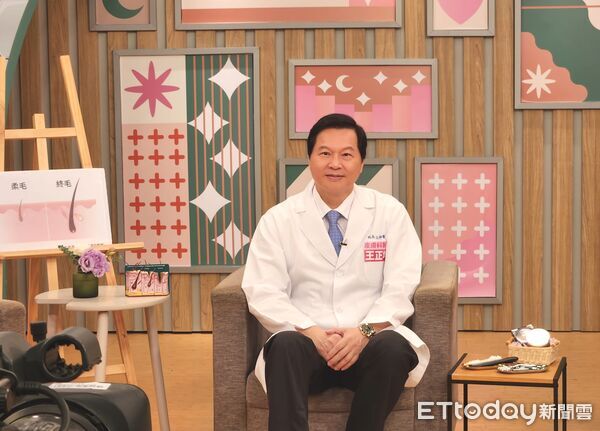 ▲藝群醫學美容集團董事長王正坤醫師受邀上節目，解說禿頭掉髮成因與醫學對策。（記者林東良翻攝，下同）