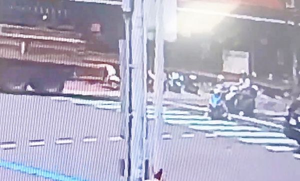 ▲桃園市一輛聯結車昨天中午載運H型鋼構至某建築工地，由桃園區三民路右轉永安路時，過彎時掃到機車騎士倒地，圖為肇事瞬間監視畫面。（圖／桃園警分局提供）