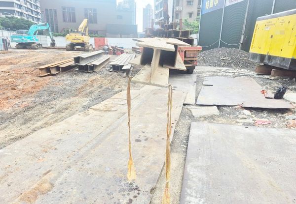 ▲一輛聯結車昨天中午載運H型鋼構至某建築工地，過彎時掃到機車騎士倒地，員警在工地發現該輛肇事聯結車違規事實。（圖／桃園警分局提供）