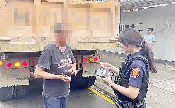 ▲桃園警方針對大型車輛進行攔查，以確認有無載運其他違規土方、環保廢棄物等情事。（圖／桃園警分局提供）
