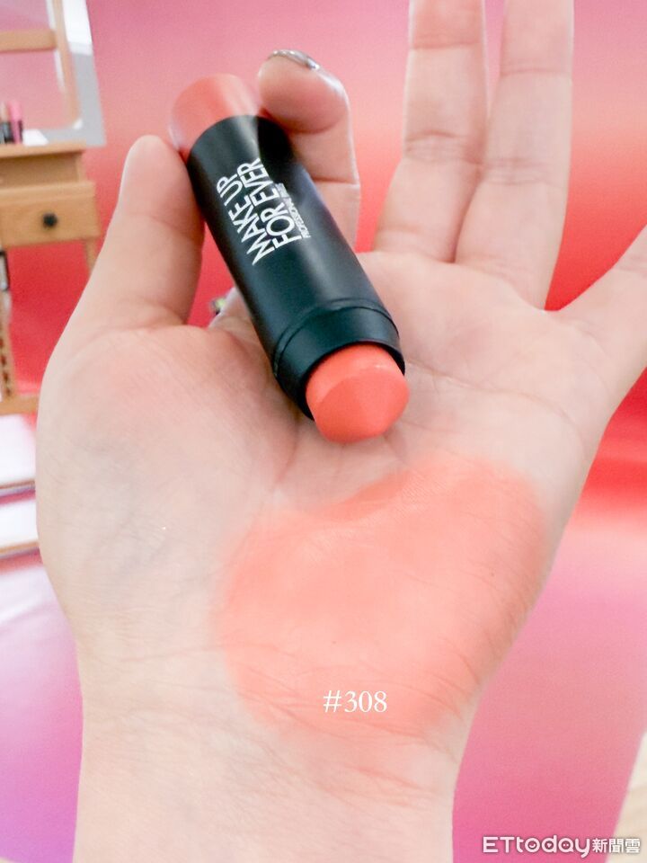 MAKE UP FOR EVER,NARS,腮紅棒,頰彩棒,頰彩,腮紅,彩妝。（圖／記者李薇攝）