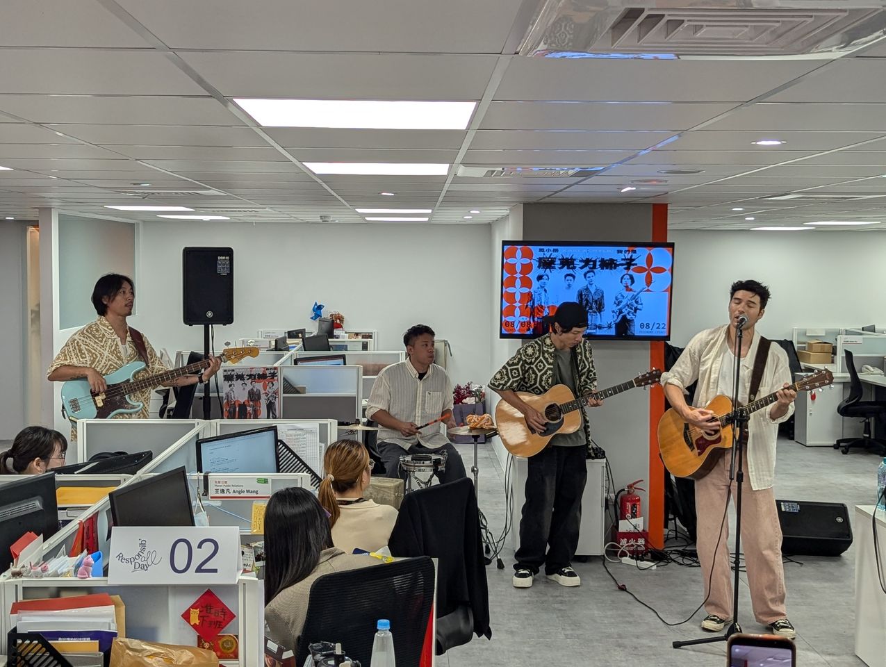 ▲▼鳳小岳與壓克力柿子特地快閃辦公室。（圖／硬柿子工作室提供）