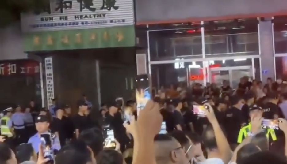 ▲四川江油民眾聲援被霸凌女孩家屬，與當地警方發生衝突。（圖／翻攝南方日報微博）