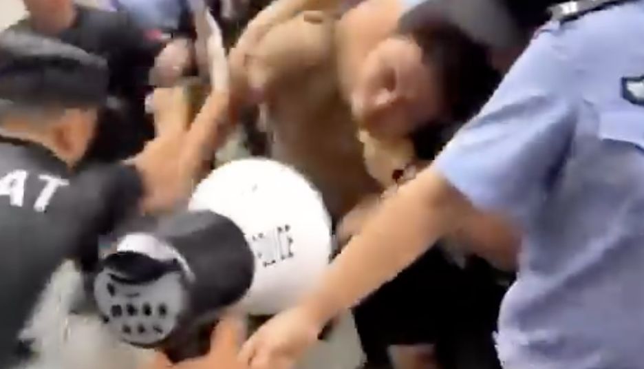 ▲四川江油民眾聲援被霸凌女孩家屬，與當地警方發生衝突。（圖／翻攝南方日報微博）