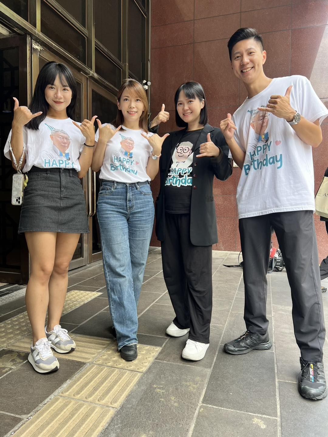 ▲▼民眾黨力挺柯文哲，穿上紀念衣為柯文哲慶生。（圖／翻攝自Facebook／陳智菡）