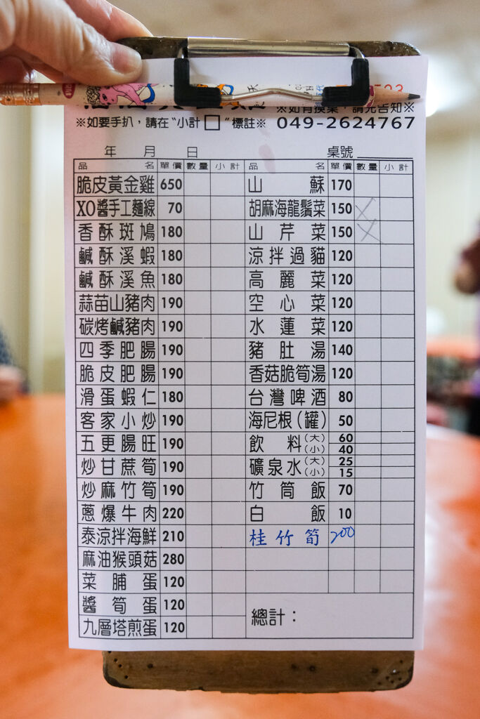 ▲▼龍眼木燻烤福伯黃金雞。（圖／部落客飛天璇提供）