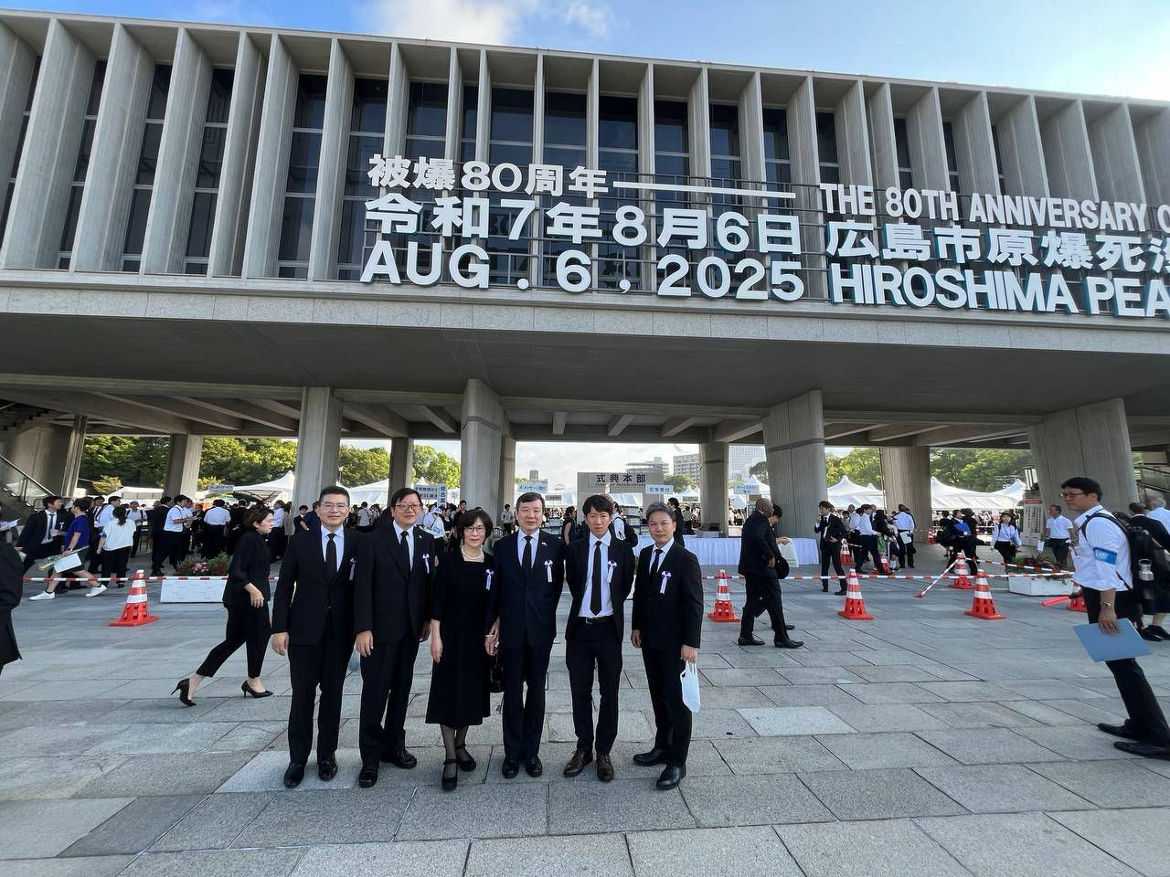 ▲▼我國駐日本代表李逸洋大使夫婦（右三、左三）偕我國駐大阪辦事處處長洪英傑（左二）出席「廣島和平紀念典禮」。（圖／外交部提供）