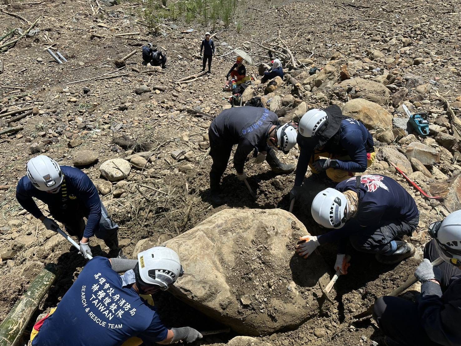 ▲▼ 搜救第8天！墜谷5口不排除遭沖進荖濃溪　地毯式搜索再尋獲3衣物。（圖／記者賴文萱翻攝）