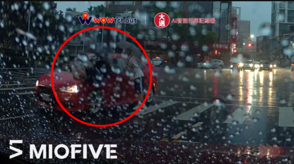 ▲▼高雄行人地獄！高中生過馬路遭左轉車直衝撞飛　網看畫面全怒了。（圖／翻攝YouTube頻道「WoWtchout-地圖型行車影像分享平台」）