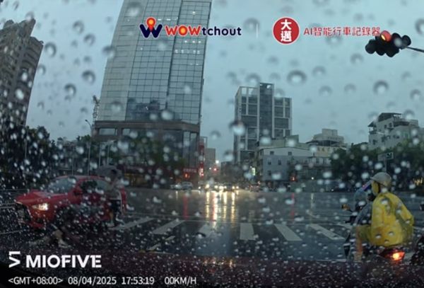 ▲▼高雄行人地獄！高中生過馬路遭左轉車直衝撞飛　網看畫面全怒了。（圖／翻攝YouTube頻道「WoWtchout-地圖型行車影像分享平台」）