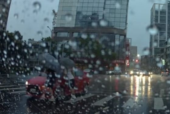 ▲▼高雄行人地獄！高中生過馬路遭左轉車直衝撞飛　網看畫面全怒了。（圖／翻攝YouTube頻道「WoWtchout-地圖型行車影像分享平台」）