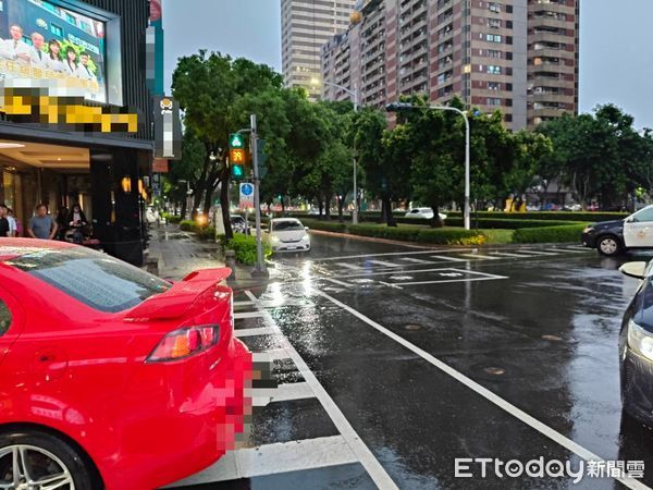 ▲▼高雄行人地獄！高中生過馬路遭左轉車直衝撞飛　網看畫面全怒了。（圖／記者賴文萱翻攝）