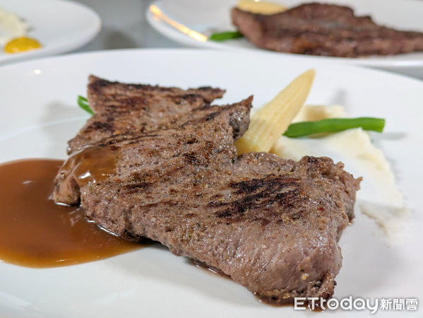 ▲5盎司現煎牛排無限享用　林口喜來登Buffet周末晚餐限定。（圖／記者黃士原攝）