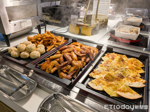 ▲5盎司現煎牛排無限享用　林口喜來登Buffet周末晚餐限定。（圖／記者黃士原攝）