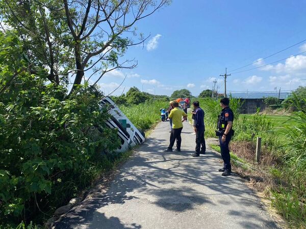 ▲彰化芬園鄉混凝土車翻覆駕駛受傷送醫。（圖／警方提供）