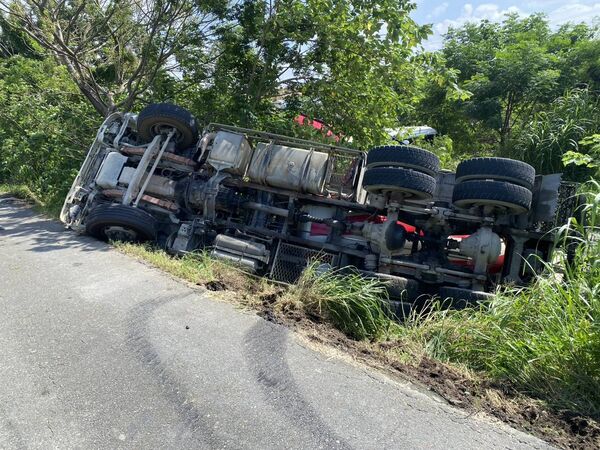 ▲彰化芬園鄉混凝土車翻覆駕駛受傷送醫。（圖／警方提供）