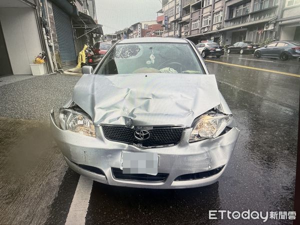 ▲台13線日前發生轎車闖紅燈，引發連環碰撞、逆向撞騎樓老嫗事故，造成3人受傷送醫。（圖／記者楊永盛翻攝）