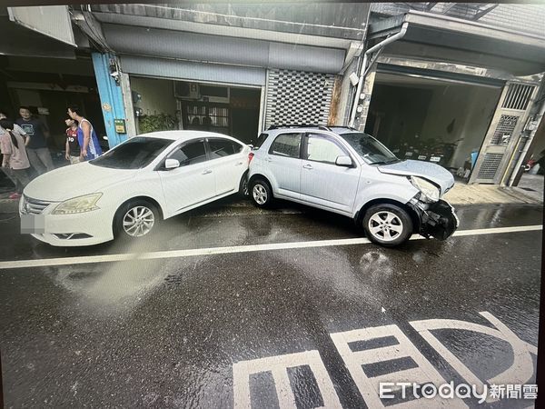 ▲台13線日前發生轎車闖紅燈，引發連環碰撞、逆向撞騎樓老嫗事故，造成3人受傷送醫。（圖／記者楊永盛翻攝）