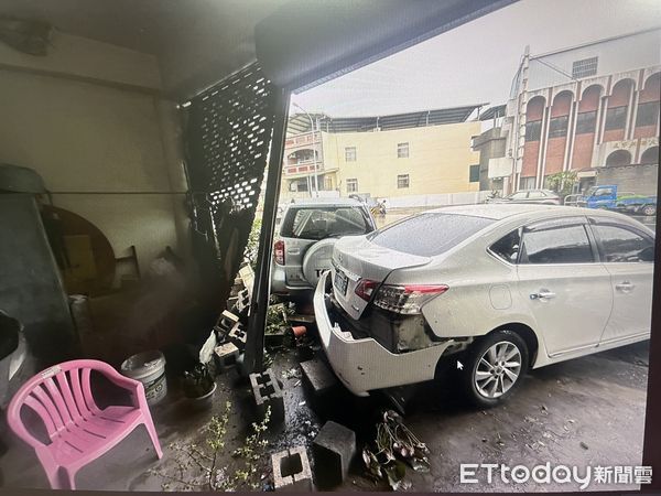 ▲台13線日前發生轎車闖紅燈，引發連環碰撞、逆向撞騎樓老嫗事故，造成3人受傷送醫。（圖／記者楊永盛翻攝）