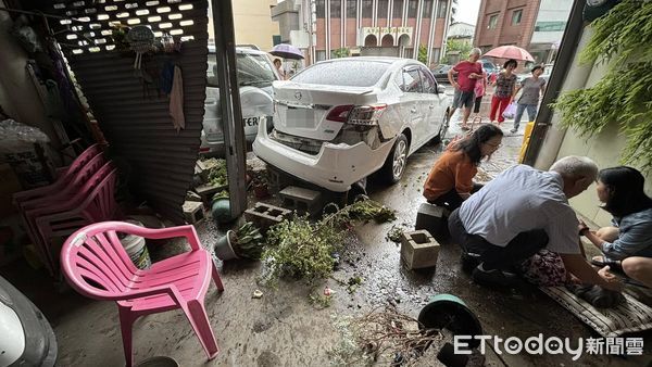 ▲台13線日前發生轎車闖紅燈，引發連環碰撞、逆向撞騎樓老嫗事故，造成3人受傷送醫。（圖／記者楊永盛翻攝）
