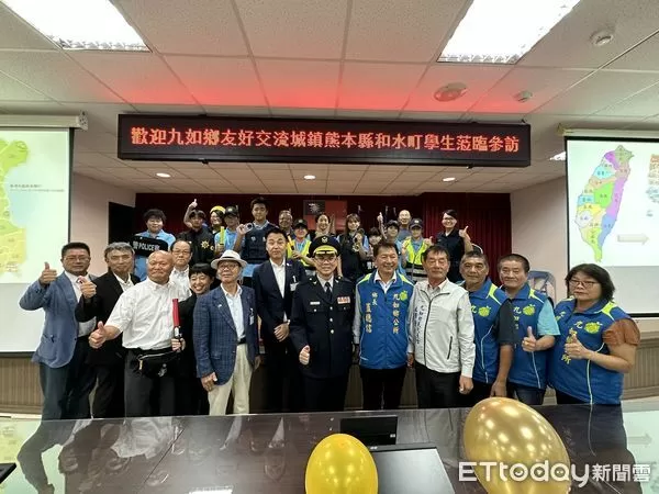 ▲日本熊本縣人員參說里港警分局。（圖／記者陳崑福翻攝）