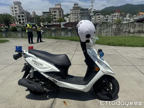 ▲▼高雄愛河又見浮屍！清潔人員驚見「男子漂河面」嚇壞報警。（圖／記者吳世龍攝）