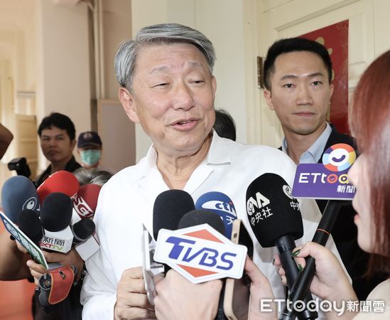 ▲▼經濟部長郭智輝到民進黨立法院黨團 堵訪。（圖／記者屠惠剛攝）