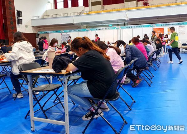 ▲台南就業中心8月8日父親節晚間舉辦星光徵才活動，邀集17家廠商提供逾300個職缺。（記者林東良翻攝，下同）