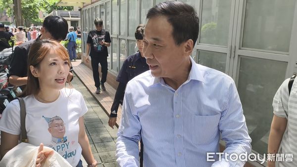▲▼國民黨台北市議員鍾小平被柯文哲指控涉犯加重誹謗罪嫌，今（6日）到台北地院出庭，首度與柯對質，當庭致歉獲和解撤告。（圖／記者黃哲民攝）
