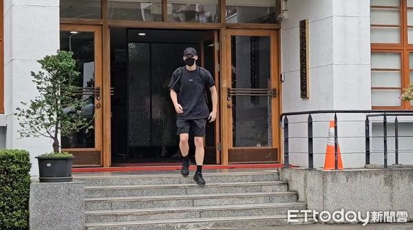 ▲許光漢6日中午退伍了，頭戴鴨舌帽現身。（圖／記者高堂堯攝，下同）