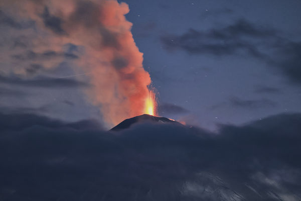 ▲▼025年8月4日，俄羅斯堪察加半島（Kamchatka Peninsula）克柳切夫火山（Klyuchevskoy Volcano）噴發，將火山灰噴射到6公里高空中。（圖／達志影像／美聯社）