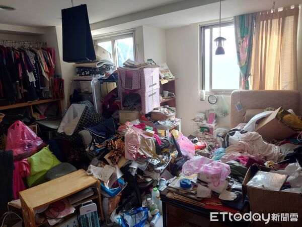 ▲父母住家全被雜物塞滿。（圖／「Erebus / 巴士」授權引用）