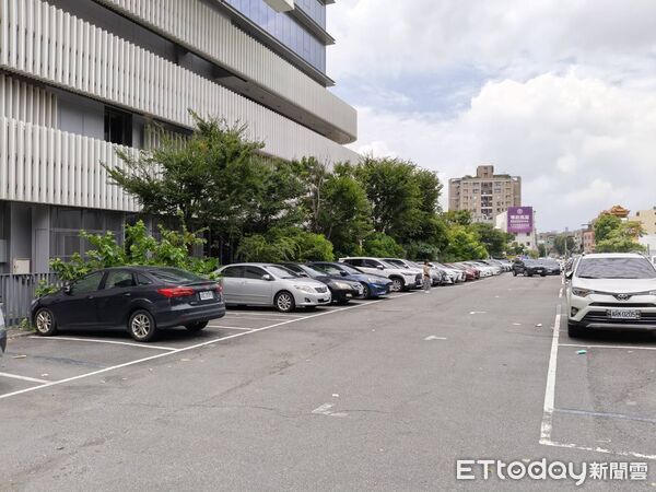 ▲台中男子凌晨墜落停車場廂型車頂，全身骨折送醫。（圖／民眾提供）