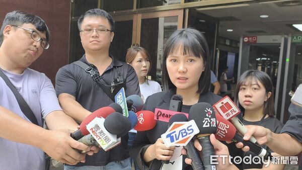 ▲▼台灣民眾黨立院黨團主任陳智菡（白衣）、黨發言人吳怡萱（黑衣），今（6日）批評國民黨台北市議員鍾小平加重誹謗案開完庭受訪內容。（圖／記者黃哲民攝）