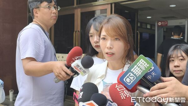 ▲▼台灣民眾黨立院黨團主任陳智菡（白衣）、黨發言人吳怡萱（黑衣），今（6日）批評國民黨台北市議員鍾小平加重誹謗案開完庭受訪內容。（圖／記者黃哲民攝）