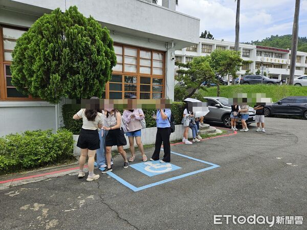 ▲▼ 許太太們等老公退伍，請 。（圖／記者高堂堯攝）