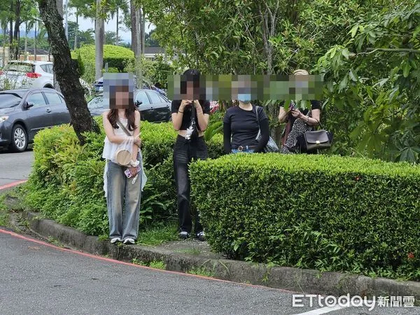 ▲▼ 許太太們等老公退伍，請 。（圖／記者高堂堯攝）